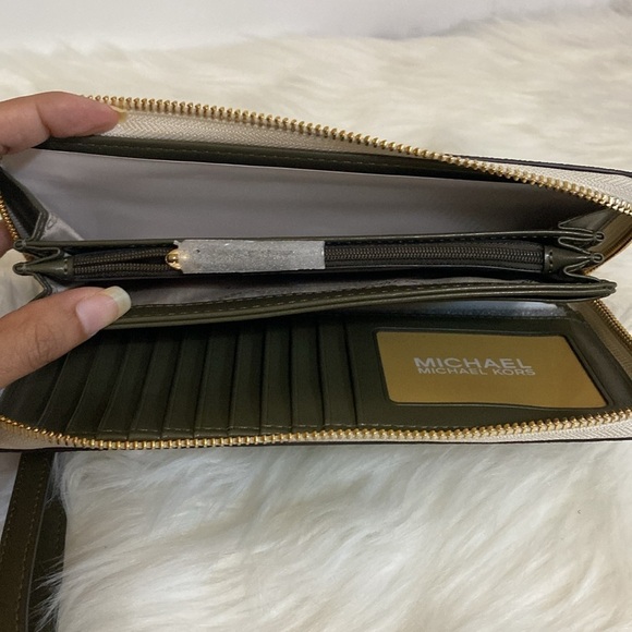 Michael Kors Jet Set Continental Wallet - Picture 9 of 16